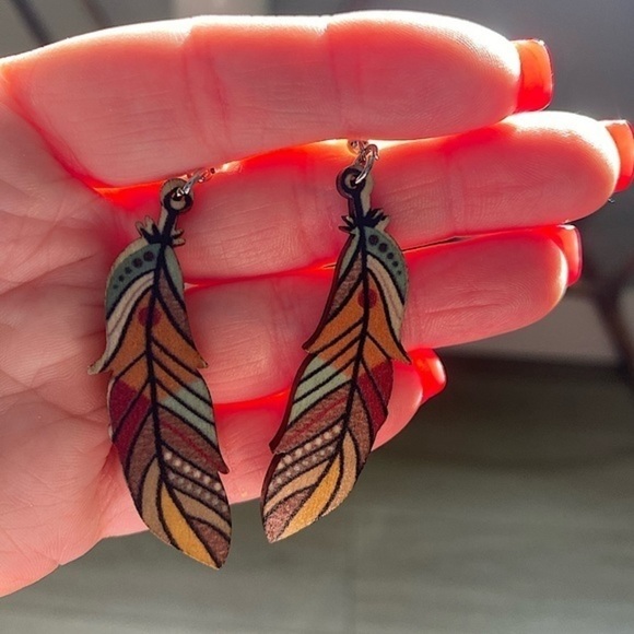 NWT Wood 🪵 feathers 🪶 earrings - Picture 3 of 4